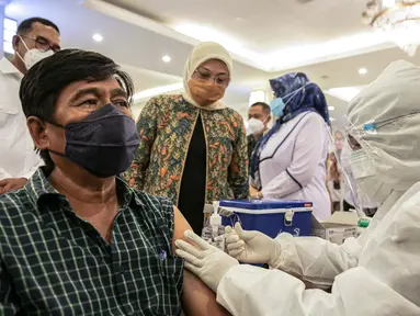 Menteri Ketenagakerjaan Ida Fauziyah meninjau pekerja yang divaksin COVID-19 di Gedung Kemenaker, Jakarta, Selasa (4/5/2021). Untuk memperingati Hari Buruh Internasional atau May Day, pemerintah melakukan vaksinasi bagi 1.000 pekerja. (Liputan6.com/Faizal Fanani)