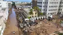 Sementara itu, laporan CNN menyebut jumlah korban tewas banjir Libya diperkirakan lebih dari 5.000 orang dan 10.000 orang hilang setelah hujan lebat di timur laut Libya menyebabkan dua bendungan ambruk --sehingga menyebabkan lebih banyak air meluap ke wilayah yang sudah terendam banjir. (AP Photo/Jamal Alkomaty)