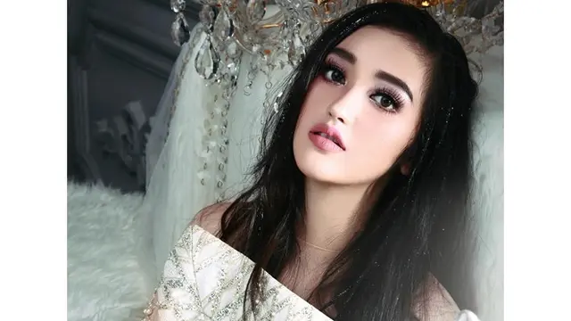 7 Gaya Pemotretan Ranty Maria yang Paling Curi Perhatian, Selalu Modis