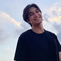 Junior Glenn Roberts atau yang lebih dikenal dengan nama Junior Roberts merupakan aktor yang awali kariernya pada tahun 2016. Merupakan seorang aktor muda yang makin populer, kehidupan hingga penampilan Junior Roberts kerap jadi perhatian, apalagi ketika Junior kenakan kaus simpel berwarna hitam. (Liputan6.com/IG/@juniorrobertss)