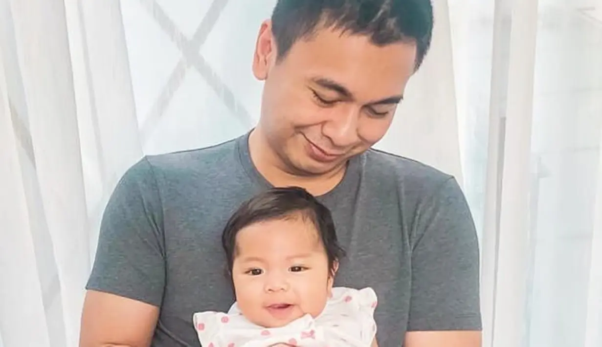 Raditya Dika menikah dengan Anissa Aziza pada 5 Mei 2018. Setelah setahun menikah, akhirnya mereka berdua dikaruniai sang buah hati, Alinea. Kebahagiaan begitu terpancarkan dari komika tersebut saat memangku anaknya tersebut. (Liputan6.com/IG/@raditya_dika)