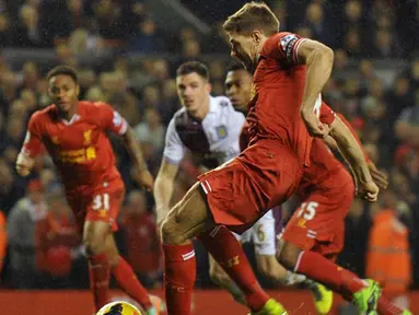 Kapten Liverpool Steven Gerrard bersiap melepaskan tembakan pada pertandingan sepak bola Liga Inggris antara Liverpool vs Aston Villa di Anfield, Liverpool (14/01/19). (AFP/Paul Ellis)