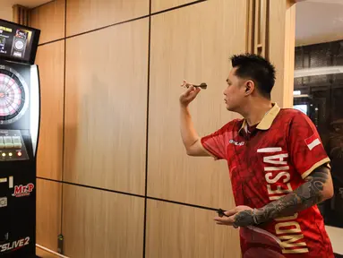 Pemain darts profesional Indonesia atau dikenal sebagai "raja terakhir darts", Tirta Suparjo, saat peluncuran Darts Station di lantai F7 FX Sudirman, Senayan, Jakarta pada Sabtu (15/11/2025). Persatuan Olahraga Darts Indonesia (PORADI) menggandeng PT Mitra Media Integrasi (MIX Network) sebagai pemegang lisensi eksklusif Dartslive di Indonesia untuk menghadirkan Darts Station. (Bola.com/Abdul Aziz)
