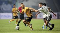 Pemain Bhayangkara FC, Youssef Ezzejjari (kiri) berebut bola dengan pemain Persib Bandung, Nick Kuipers dalam laga pekan pertama BRI Liga 1 2022/2023 antara Bhayangkara FC melawan Persib Bandung di Stadion Wibawa Mukti, Cikarang, Minggu (24/7/2022). (Bola.com/Ikhwan Yanuar)