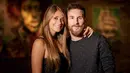 Bintang Barcelona, Lionel Messi bersama Antonella Roccuzzo berpose sebelum acara pernikahannya di Rosario, Argentina, (30/6/2017). (Photo by Andres Preumayr/Nueva Comunicacion/AFP)