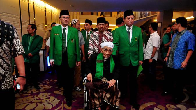 Tokoh senior PPP, Maimoen Zubair alias Mbah Moen (tengah) hadir dalam Mukernas I di Jakarta, Rabu (10/12/2014). (Liputan6.com/Johan Tallo)