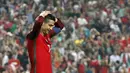 Striker Portugal, Cristiano Ronaldo, memegang kepalanya usai gagal membobol gawang Swiss pada laga kualifikasi Piala Dunia 2018 di Stadion Luz, Selasa (10/10/2017). Portugal menang 2-0 atas Swiss.(AP/Armando Franca)