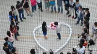 Sebuah peristiwa epik baru saja terjadi pagi ini di Tiongkok. Seorang pria muda melamar kekasihnya dengan 99 buah iPhone 6s!