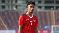 Gelandang Timnas Indonesia U-22, Marselino Ferdinan saat menghadapi Filipina pada laga pertama Grup A SEA Games 2023 di Olympic Stadium, Phnom Penh, Kamboja, Sabtu (29/4/2023). (Bola.com/Abdul Aziz)