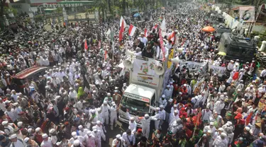 Suasana saat massa Aksi Bela Islam 64 berunjuk rasa di Bareskrim, Jakarta, Jumat (6/4). Pengunjuk rasa menuntut Sukmawati Soekarnoputri diadili terkait puisinya. (Merdeka.com/Imam Buhori)