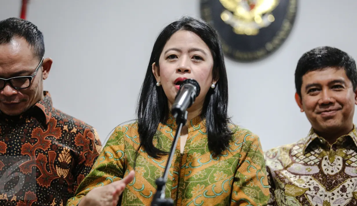 Menko Bidang Pembangunan Manusia dan Kebudayaan, Puan Maharani (tengah) memberikan keterangan terkait Libur Nasional dan Cuti Bersama tahun 2016, Jakarta, Kamis (25/6/2015). (Liputan6.com/Faizal Fanani) 