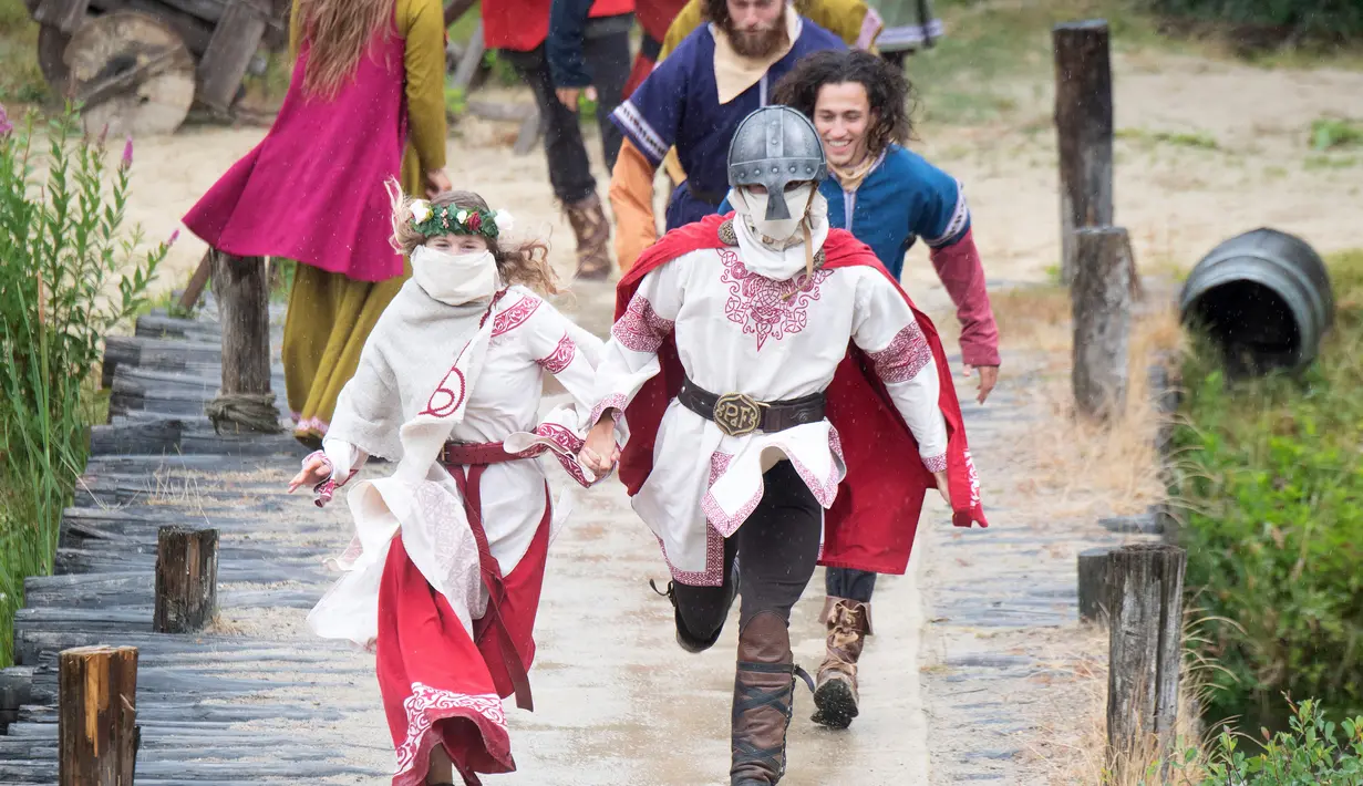 Para seniman tampil di taman hiburan Puy du Fou di Les Epesses, Vendee, Prancis barat (11/6/2020). Taman hiburan Puy Du Fou dibuka kembali untuk pengunjung pada Kamis (11/6) setelah ditutup selama hampir tiga bulan karena pandemi COVID-19. (Xinhua/Jack Chan)