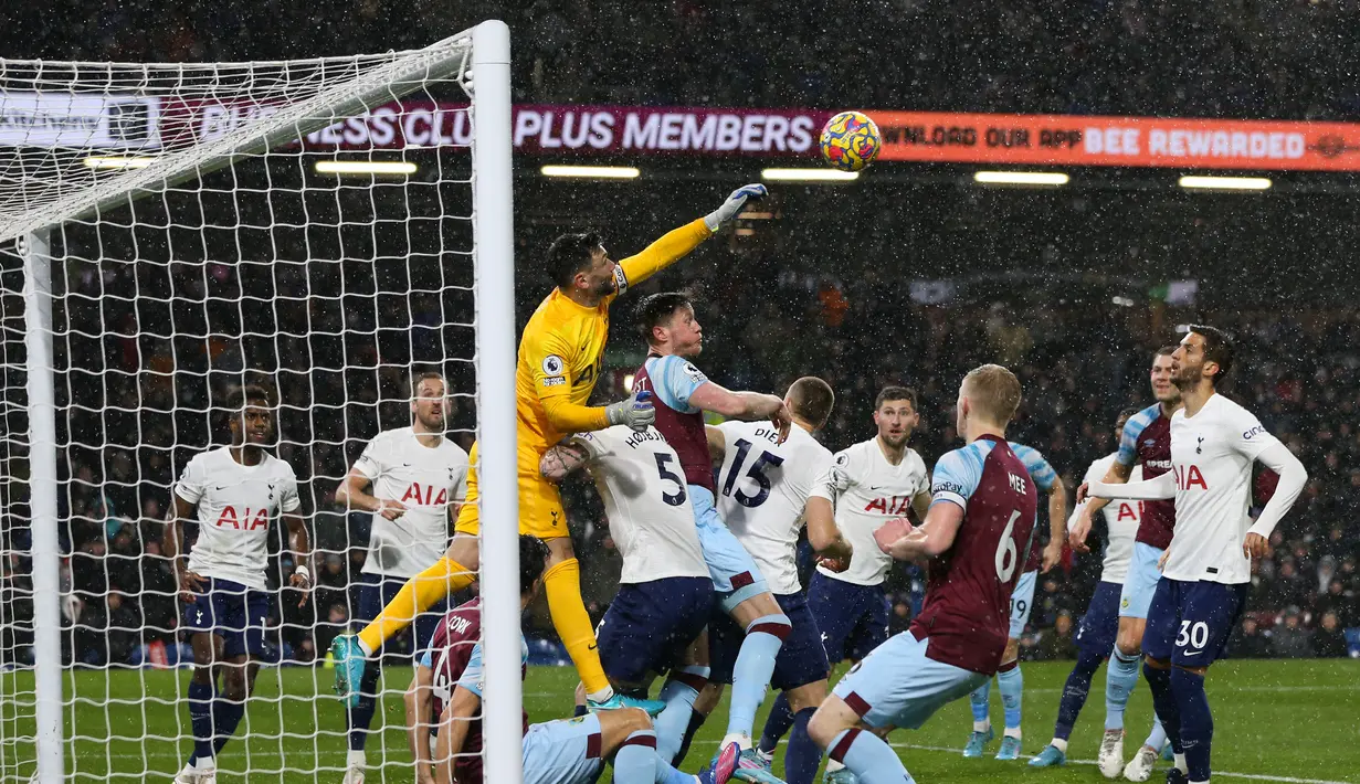 Penjaga gawang Tottenham Hotspur, Hugo Lloris berusaha menangkap bola saat bertanding melawan Burnley pada pertandingan lanjutan Liga Inggris di Stadion Turf Moor, Inggris, Kamis (24/2/2022). Burnley menang tipis atas Tottenham 1-0. (AFP/Nigel Roddis)