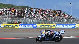 Pembalap tim BK8 Gresini Racing,  Fermin Aldeguer berlaga pada balapan MotoGP Indonesia 2025 di Sirkuit Mandalika, Lombok, pada Minggu (5/10/2025). (AFP/Sonny Tumbelaka). (AFP/Sonny Tumbelaka).