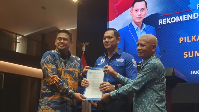 Ketua Umum Partai Demokrat, Agus Harimurti Yudhoyono (AHY), menyerahkan rekomendasi dukungan kepada tujuh pasang bakal calon gubernur dan wakil gubernur yang akan berkompetisi dalam Pilkada 2024. (Merdeka.com/Bachtiarudin Alam)