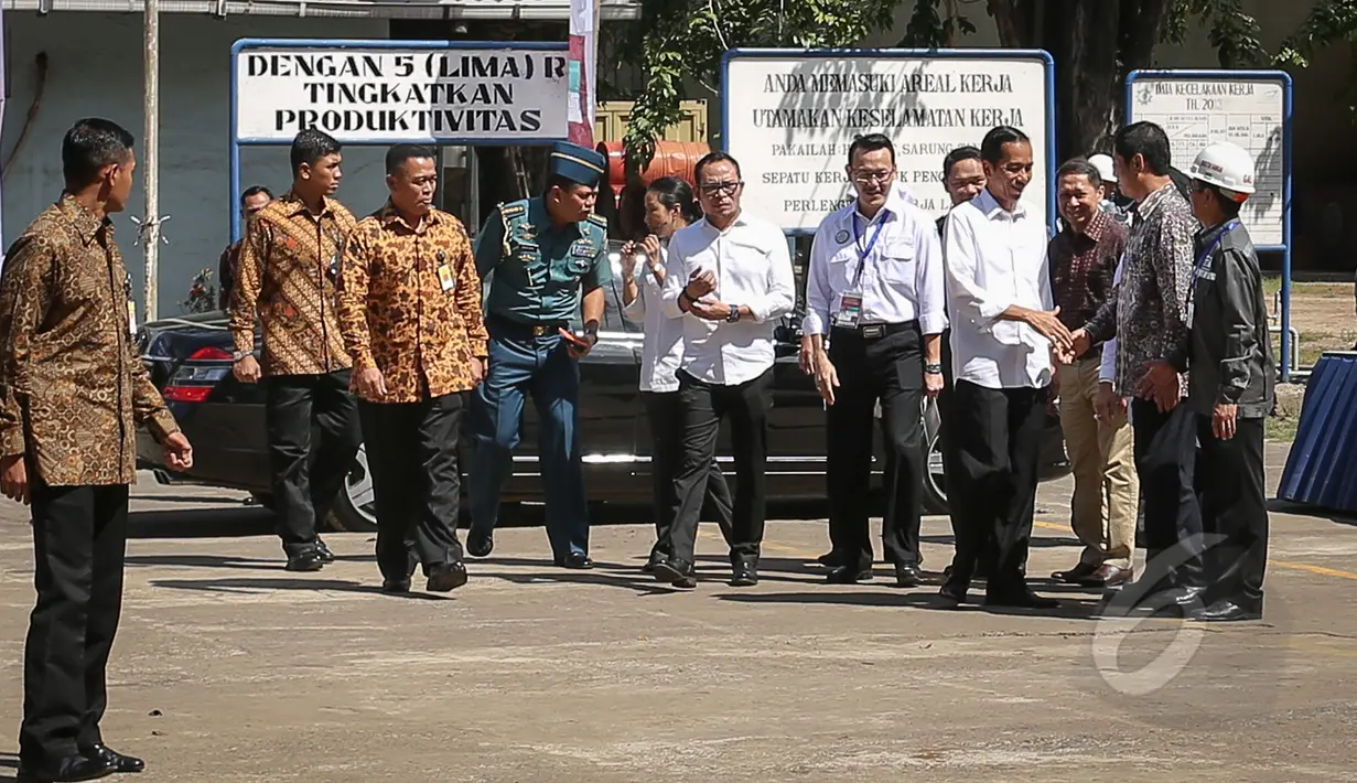Presiden Jokowi (ketiga kanan) didampingi Dirut BPJS Fahmi Idris (keempat kanan) saat membagikan 3.289 Kartu Indonesia Sehat kepada buruh dan keluarga PT Dok & Perkapalan Kodja Bahari, Cilincing Jakarta, Selasa (28/4/2015). (Liputan6.com/Faizal Fanani)