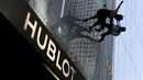 Penari menampilkan tarian menegangkan di dinding bangunan gedung, Manhattan borough New York (19/4). Penari tersebut menari untuk memeriahkan acara pembukaan toko "Hublot" di Fifth Avenue di Manhattan. (REUTERS/Andrew Kelly)