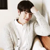 Sosok Kim Woo Bin yang mempesona santer dikabarkan merupakan penyebab meledaknya film 'Twenty' di tangga box office. Foto: Instagram.
