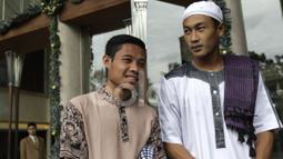 Pemain Timnas Indonesia, Hansamu Yama Pranata (kanan) dan Evan Dimas Darmono, bersiap jelang menjalankan sholat Jumat di dekat Hotel Grand Fourwings, Bangkok, Thailand, Jumat (16/12/2016). (Bola.com/Vitalis Yogi Trisna)