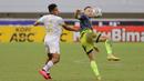 Pemain Persib Bandung, Marc Klok (kanan), berusaha mengontrol bola dibayangi pemain Dewa United, Theo Fillo BD Numberi, dalam pertandingan pekan ke-31 BRI Liga 1 2022/2023 melawan Dewa United yang berlangsung di stadion Pakansari, Cibinong, Senin (20/3/2023). (Bola.com/Ikhwan Yanuar)
