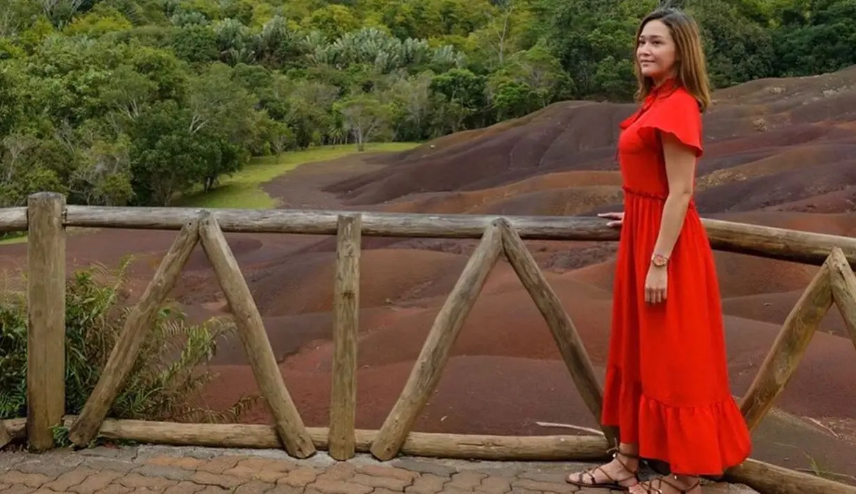 Beberapa kali terlihat menggunakan casual dress saat berlibur, penampilan Maia Estianty pun selalu menuai pujian dari netizen. Bahkan, gaya Maia satu ini terlihat cukup simpel dengan menambahkan jam tangan sebagai aksesoris. (Liputan6.com/IG/@maiaestiantyreal)