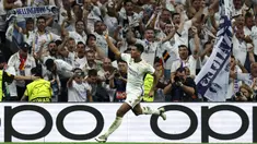 Jude Bellingham sukses memimpin daftar pencetak gol terbanyak di Liga Spanyol 2023/2024 hingga pekan ke-15. Ia tercatat telah melesatkan 11 gol dalam 13 penampilannya di liga. Berkat penampilan gemilangnya, Bellingham juga sukses membawa Real Madrid memimpin klasemen sementara musim ini dengan raihan 38 poin. (AFP/Oscar Del Pozo)