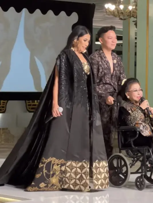 Saat berduet dengan legenda musik keroncong Waljinah, Anggun pun dibalut jubah hitam mewah berkilau dengan aksen batik di bagian bawah. [@anggun_cipta]