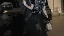 Sabrina Chairunnisa memilih mengenakan atasan siluet kebaya modern dengan hiasan bordiran. Kebaya lengan pendek dipadukan rok tutu hitam transparan. [@sabrinachairunnisa_]