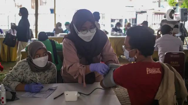 Vaksinasi COVID-19 Massal di Bekasi