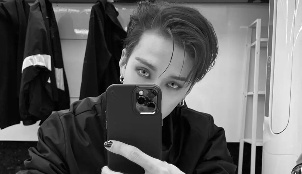 Meski menggunakan konsep foto hitam putih, aura dari sang leader grup idol asuhan JYP Entertainment ini begitu terpancar. Tak sedikit pula penggemar yang memuji pria kelahiran 3 Oktober 1997 ini. (Liputan6.com/IG/@realstraykids)