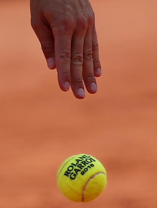 Tangan petenis Bulgaria, Grigor Dimitrov saat bersiap melakukan servis ke arah petenis Amerika, Jared Donaldson pada ajang Prancis Terbuka 2018 di Roland Garros stadium, Paris, France, (30/5/2018). (AP/Thibault Camus)