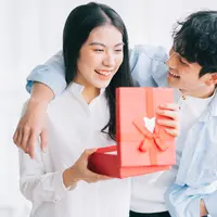 Ilustrasi seorang pria memberikan kado untuk orang terkasih. (Shutterstock/TimeImage Production)