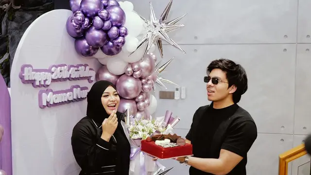 7 Potret Ulang Tahun Aurel Hermansyah, Atta Halilintar Beri Kue dari Uang