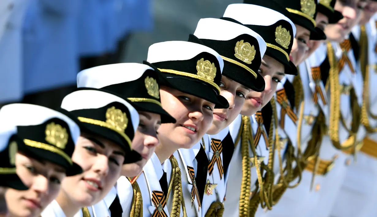 Tentara wanita Rusia berbaris saat parade militer Hari Kemenangan di Moskow, Rusia, (7/5). Rusia akan merayakan ulang tahun ke-72 dari kemenangan atas Nazi Jerman di pada 9 Mei 1945. (AFP Photo/ Kirill Kudryavtsev)