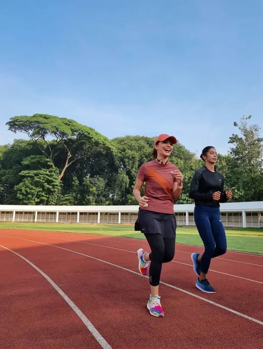 Merah adalah warna yang energetik sangat tepat untuk outfitmu ketika jogging. (instagram/najwashihab)