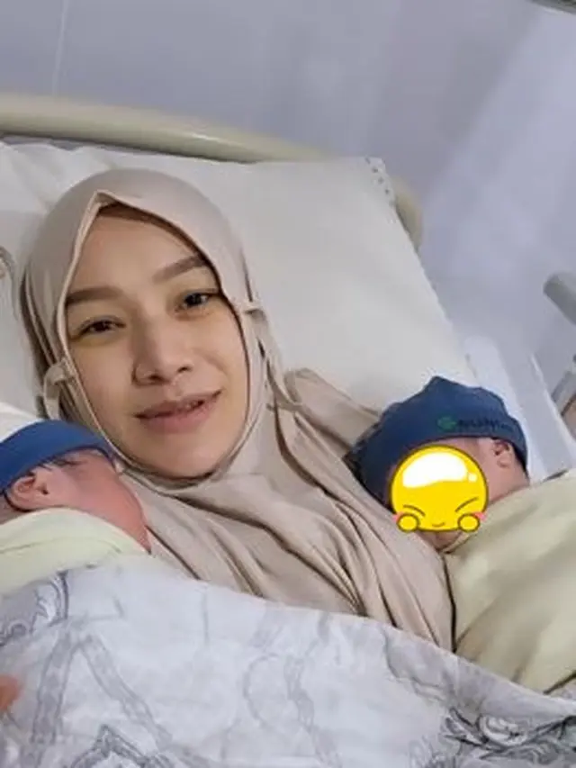 8 Tahun Menanti, Ini 6 Potret Indri Giana Istri Ustaz Riza Melahirkan Anak Kembar
