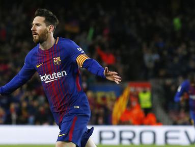 Striker Barcelona, Lionel Messi, melakukan selebrasi usai mencetak gol ke gawang Leganes pada laga La Liga di Stadion Camp Nou, Sabtu (7/4/2018). Barcelona menang 3-1 atas Leganes. (AP/Manu Fernandez)