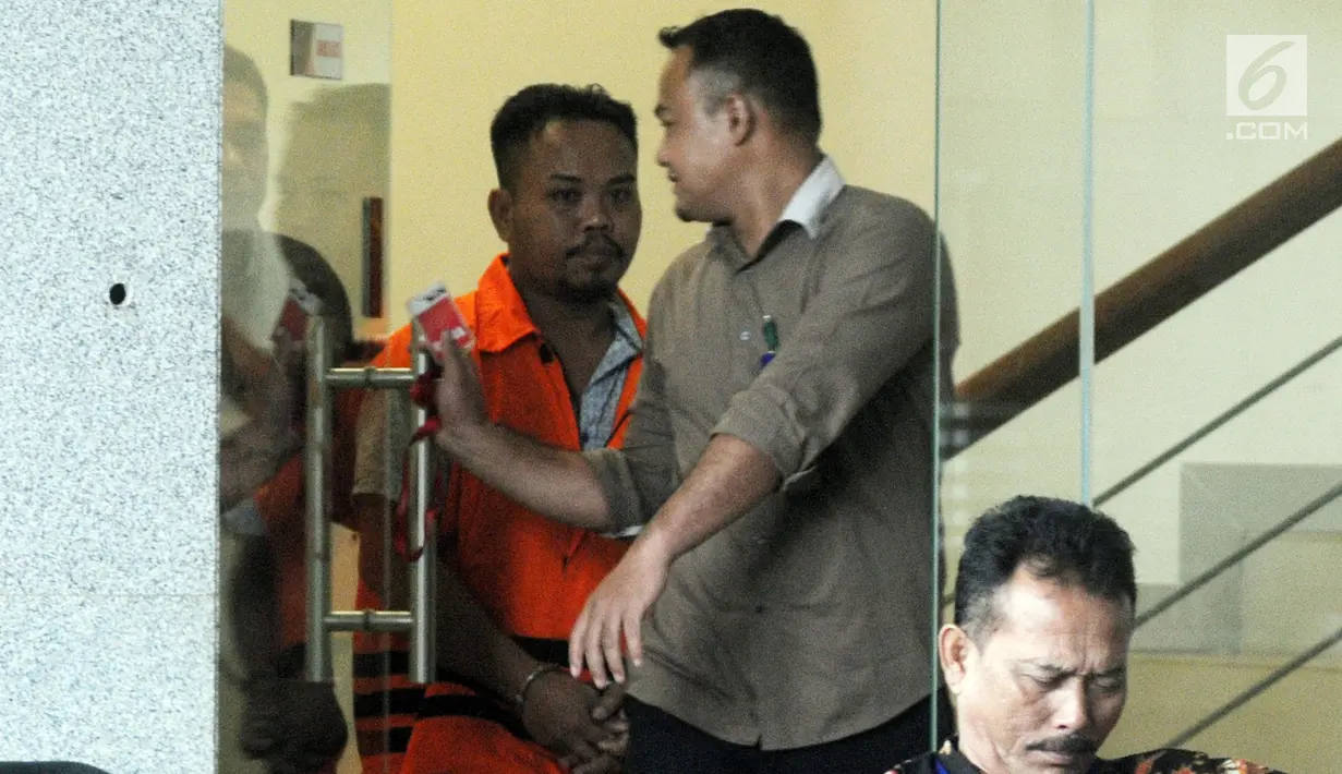 Penyuap Bupati Pakpak Bharat, Rizal Efendi Padang (rompi oranye) usai menjalani pemeriksaan di gedung KPK, Jakarta, Senin (28/1). Rizal merupakan tersangka dugaan suap terkait proyek-proyek di Dinas PUPR Pemkab Pakpak Bharat. (Merdeka.com/Dwi Narwoko)