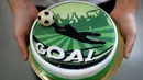 Seseorang menunjukkan kue bertema Euro 2016 yang dibuat di sebuah tempat pembuatan kue di Munich, Jerman, Senin (20/6). Beraneka kue bertema Euro 2016 mewarnai perhelatan sepakbola Eropa. (REUTERS/Michaela Rehle)