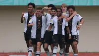 Pemain Timnas Jerman U-17 melakukan selebrasi setelah Charles Kwablan Herrmann (ketiga kanan) mencetak gol ke gawang Timnas Amerika Serikat U-17 pada laga 16 besar Piala Dunia U-17 2023 yang berlangsung di Si Jalak Harupat, Bandung, Selasa (21/11/2023). (Bola.com/Ikhwan Yanuar)