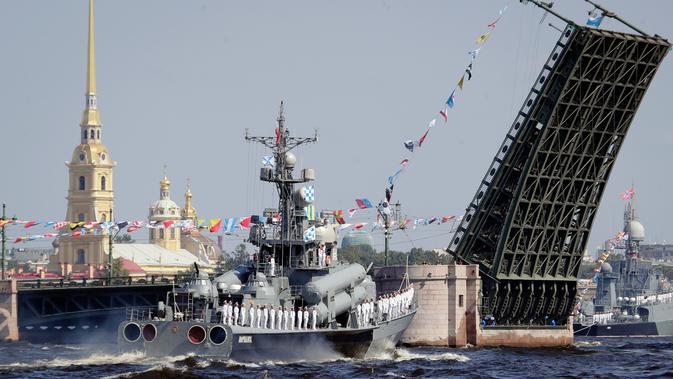 Sejumlah pelaut berjajar rapi di dek saat kapal perang Rusia berlayar selama parade Hari Angkatan Laut di Sungai Neva, Saint Petersburg, Rusia, Minggu (29/7). (AP Photo/Dmitri Lovetsky)