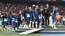 Pemain Chelsea saat menerima medali setelah pertandingan Piala Super Eropa 2019 di Besiktas Park, di Istanbul (15/8/2019). Chelsea kalah lewat adu penalti atas Liverpool 5-4 (2-2). (AFP Photo/Ozan Kose)