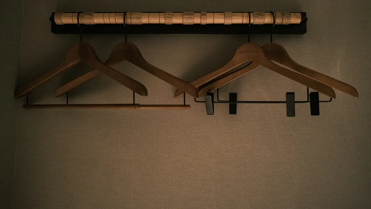 Tips Menggantung Pakaian Pakai Hanger