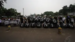 Aksi kamisan ke-374 tersebut untuk memperingati 16 tahun Tragedi Semanggi 1, Jakarta, Kamis (13/11/2014). (Liputan6.com/Faizal Fanani)