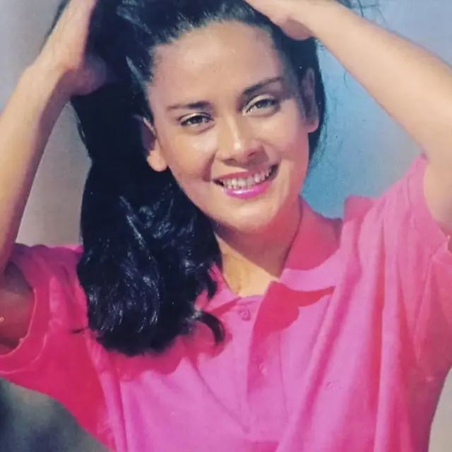 Akrtris lawas rambut keriting