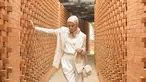 Richa Iskak sangat suka dengan warna yang mencolok. Mulai dari gayanya saat kerja hingga kesempatan liburan, wanita 36 tahun itu kerap tampil mengenakan jas. Tak hanya pakaian, tas yang dikenakan Richa juga punya warna yang kompak. (Liputan6.com/IG/@richaiskak).