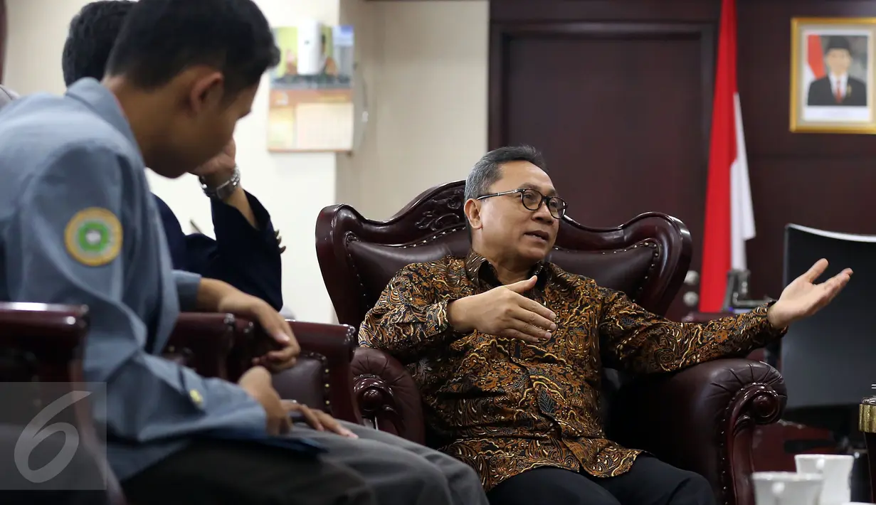 Ketua MPR Zulkifli Hasan memberi penjelasan tentang isu terkini salah satunya Ketua MPR menanggapi seruan aksi 313 saat menerima kunjungan dari Badan Eskekutif Mahasiswa (BEM) di Gedung Nusantara III, Jakarta, Kamis (30/3). (Liputan6.com/Johan Tallo)