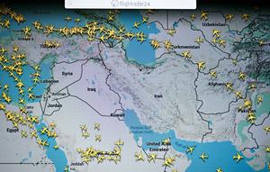 Foto, yang diambil di Paris pada 1 Maret 2026, menunjukkan halaman di situs web Flightradar 24 yang memperlihatkan penerbangan sipil menghindari wilayah udara Iran dan Irak. Serangan udara Amerika Serikat dan Israel ke wilayah Iran telah melumpuhkan lalu lintas udara global. (Anna KURTH/AFP)