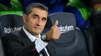 Pelatih Barcelona Ernesto Valverde memberi acungan jempol sebelum pertandingan Liga Spanyol antara Barcelona dan Real Valladolid di Stadion Camp Nou, Barcelona, Spanyol, 29 Oktober 2019. Barcelona resmi memecat Ernesto Valverde. (Photo by LLUIS GENE/AFP)