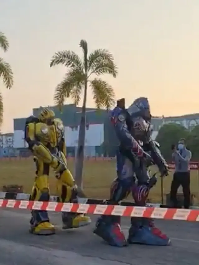 Para Guru di Malaysia Sambut Siswa Kembali ke Sekolah Gunakan Robot Transformer Hingga Mickey Mouse